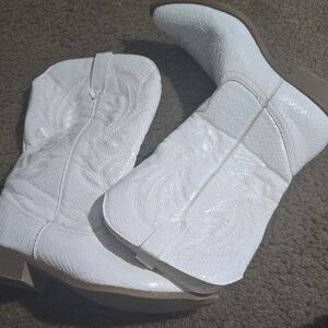 White Heeled Boots with Sleek Design